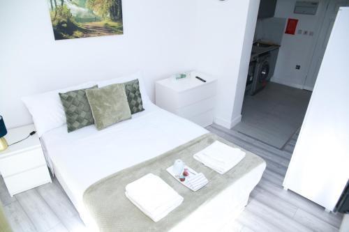 Central Harrow Cozy Apartment with free parking - Tap to explore photos