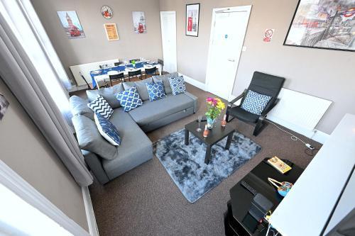 STUNNING 3 Bedroom Serviced Flat IN North London - Tap to explore photos
