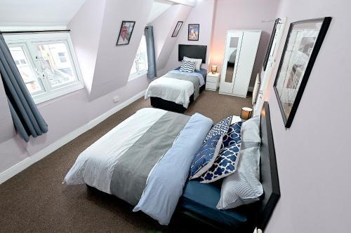 STUNNING 3 Bedroom Serviced Flat IN North London - Tap to explore photos
