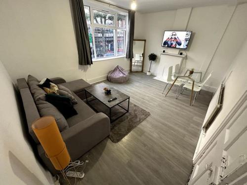 Incredible 2 Bedroom On Tower Bridge - Tap to explore photos