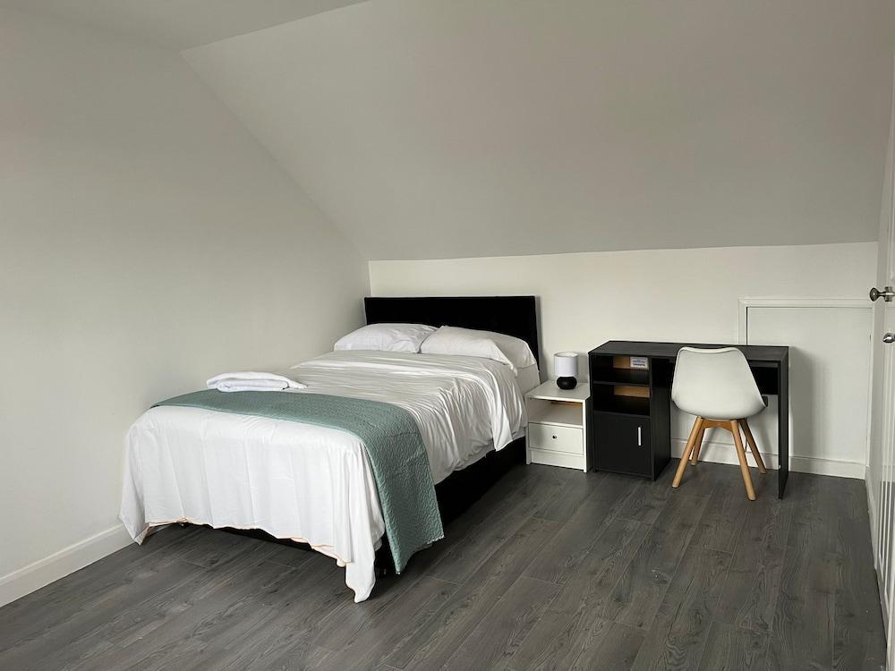 Remarkable 1-bed Studio Apartment in Redbridge - Tap to explore photos