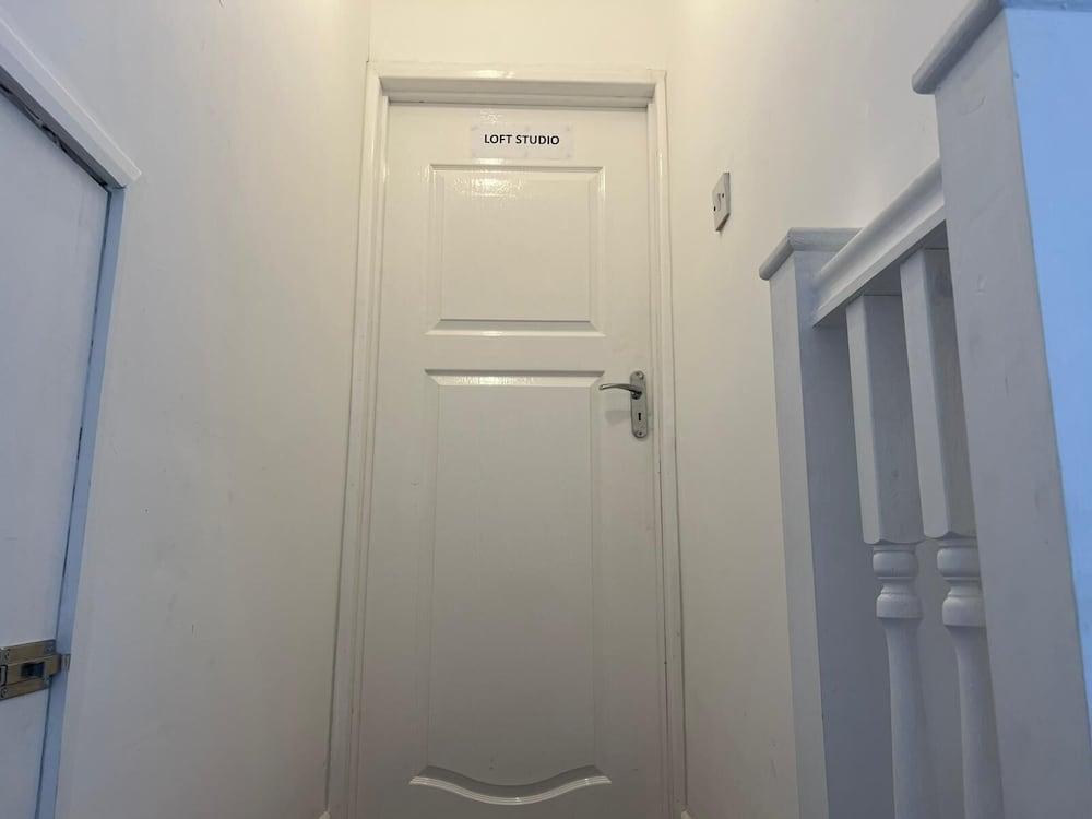 Remarkable 1-bed Studio Apartment in Redbridge - Tap to explore photos
