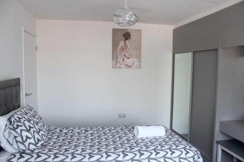 Exquisite and Modern 2 bed Maisonette - Tap to explore photos
