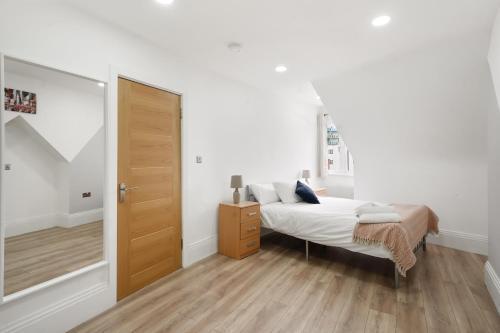 3BR Duplex Penthouse Harrow centre - Tap to explore photos