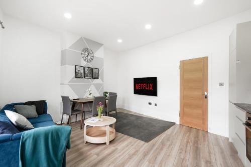 3BR Duplex Penthouse Harrow centre - Tap to explore photos