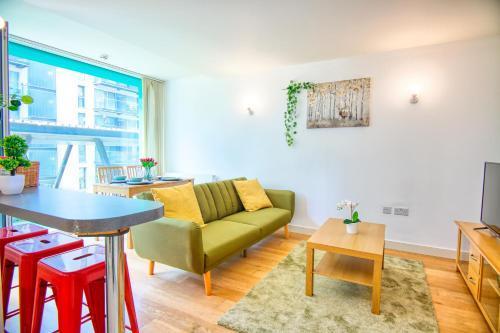 Your gateway to London & Heathrow, Stylish flat near station - Tap to explore photos