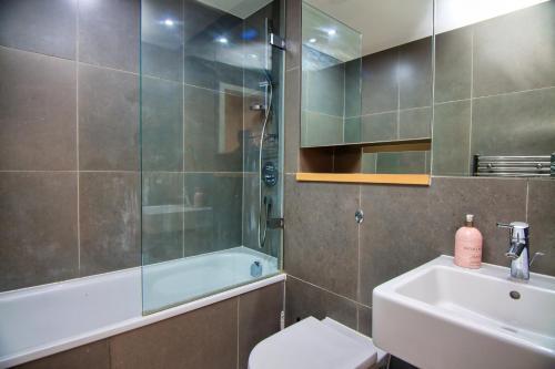Your gateway to London & Heathrow, Stylish flat near station - Tap to explore photos