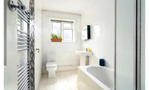 Cozy 2BR Retreat, London Rental! - Tap to explore photos