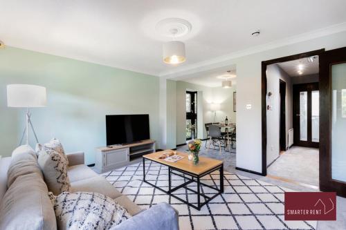 Isleworth - 4 Bed Modern House - Tap to explore photos