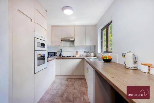 Isleworth - 4 Bed Modern House - Tap to explore photos