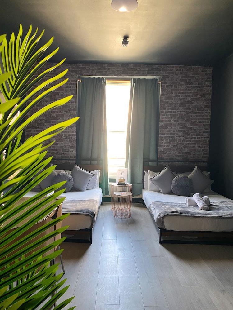 Modern studios Close to Hyde Park Room Type - Family Studio, Ensuite