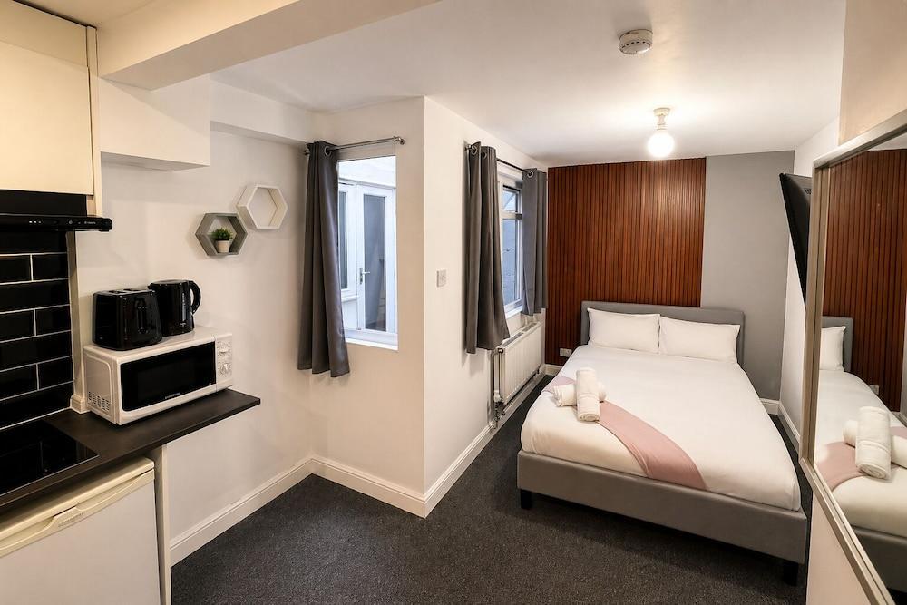 Modern studios Close to Hyde Park Room Type - Standard Studio, Ensuite (Basement level) Modern studios Close to Hyde Park Room Type - Standard Studio, Ensuite (Basement level)