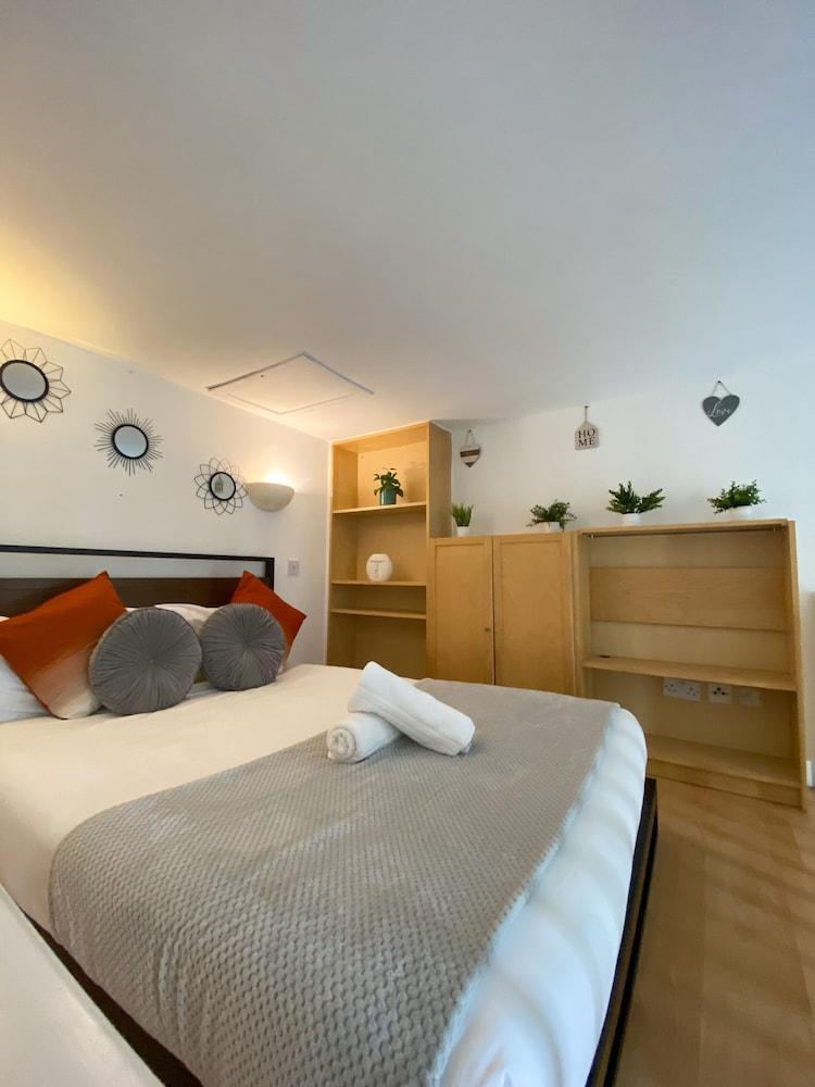 Modern studios Close to Hyde Park Room Type - Family Studio, Ensuite (Quad )