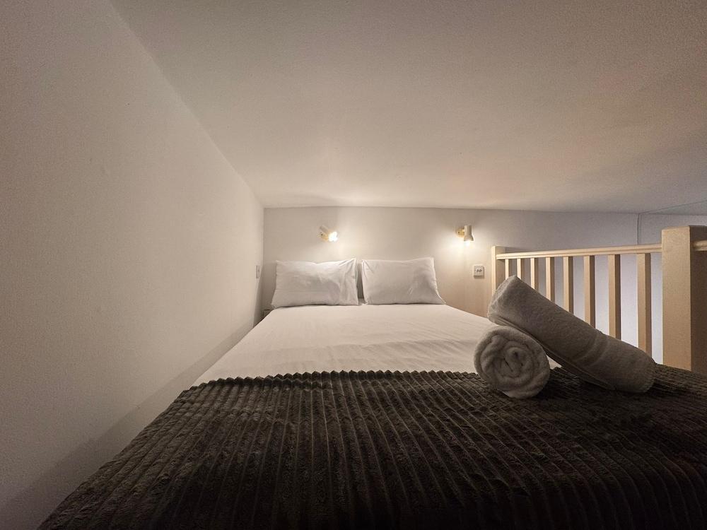 Modern studios Close to Hyde Park - Tap to explore photos