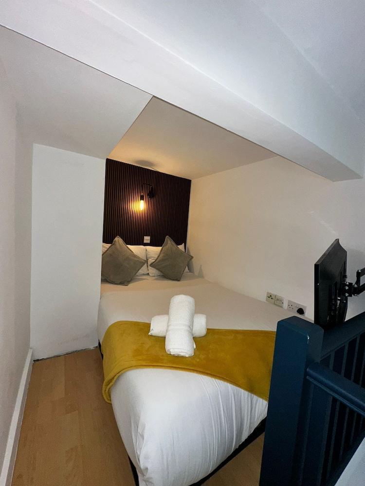 Modern studios Close to Hyde Park - Tap to explore photos