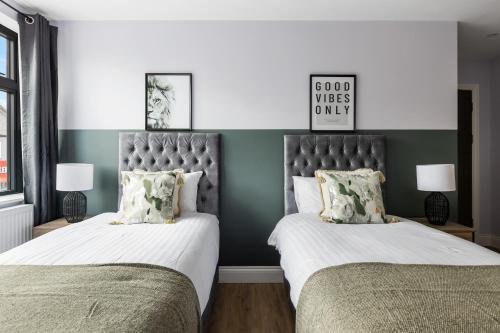 Stylish 3 Bed Apartment in London - Tap to explore photos