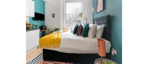 NEW: Bright & Stylish Perfect Studio for 2 - Tap to explore photos