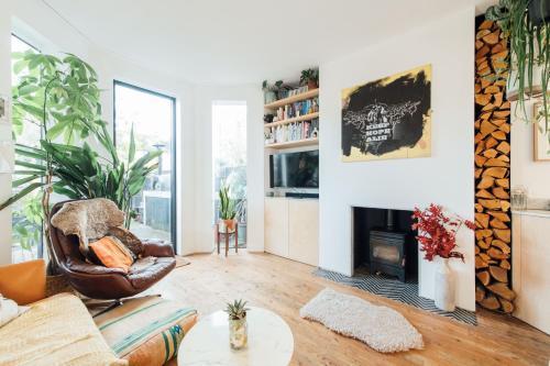 Stylish 2 Bedroom Flat with a Private Sauna - Tap to explore photos