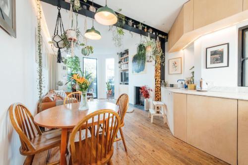 Stylish 2 Bedroom Flat with a Private Sauna - Tap to explore photos