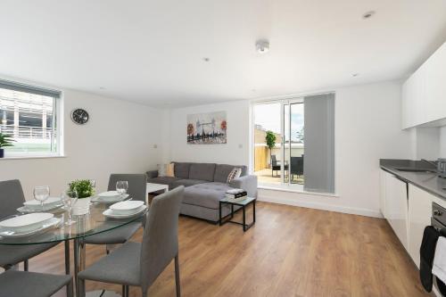 Skyvillion - 4 Bed Luxury Apartment with Balcony & Parking - Tap to explore photos