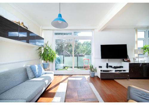 A Charming 1BR apartment in Bromley - Tap to explore photos