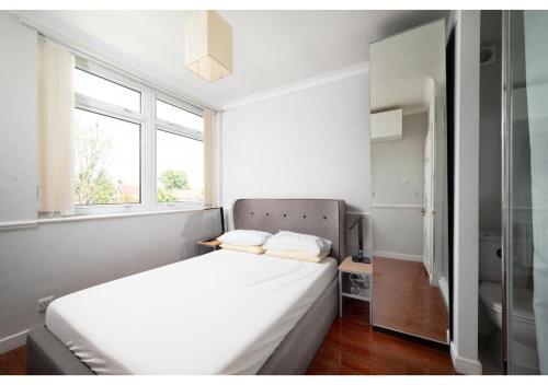 A Charming 1BR apartment in Bromley - Tap to explore photos