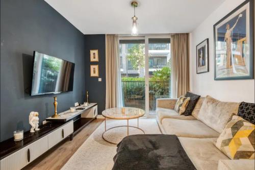 Chelsea Chic: An Upscale and Modern Flat - Tap to explore photos