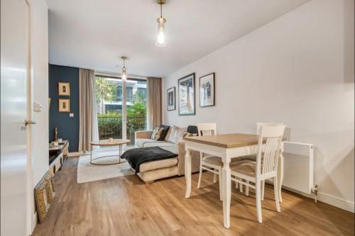 Chelsea Chic: An Upscale and Modern Flat - Tap to explore photos
