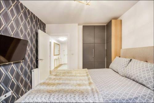 Chelsea Chic: An Upscale and Modern Flat - Tap to explore photos