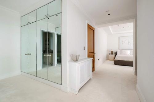 London Elite Apartments - Tap to explore photos