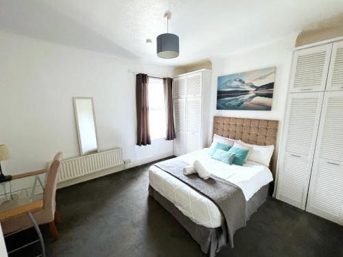 Beautiful 3 bed apartment - Free parking, Near trains - Tap to explore photos