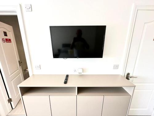 Sunny Modern, Private Apartment,15 Mins To Central London - Tap to explore photos