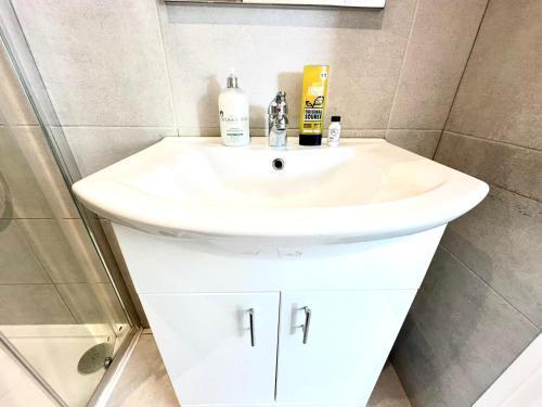 Sunny Modern, Private Apartment,15 Mins To Central London - Tap to explore photos