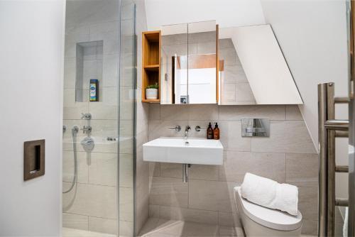 Spectacular 2-Bedroom Penthouse in Marble Arch 75 - Tap to explore photos
