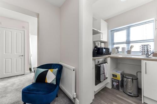 Stylish and Snug Studio - Tap to explore photos