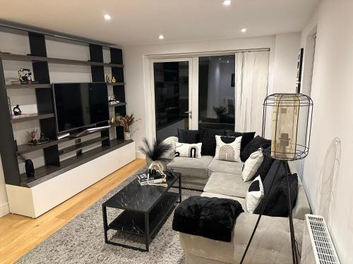 Colindale luxury Apartment - Tap to explore photos