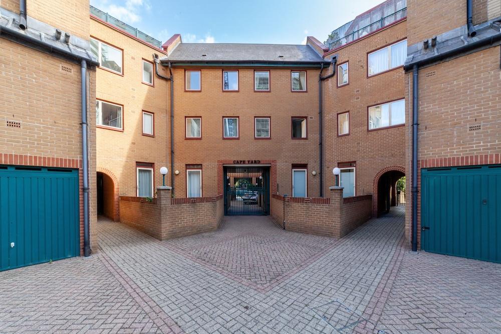 The Wapping Villas - Tap to explore photos