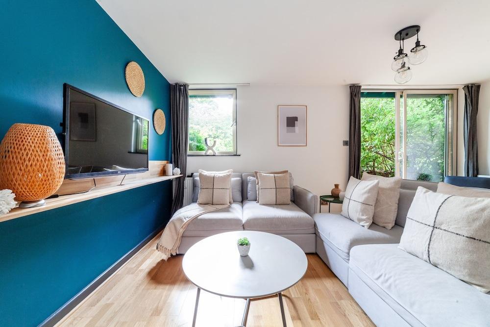 The Wapping Villas - Tap to explore photos