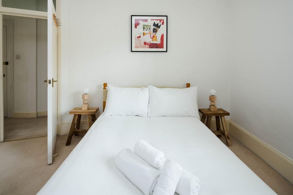 Beautiful Designer Flat in Maida Vale, Sleeps 4 - Tap to explore photos
