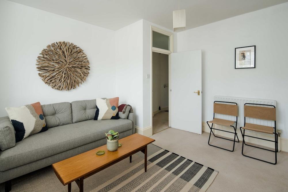 Beautiful Designer Flat in Maida Vale, Sleeps 4 - Tap to explore photos