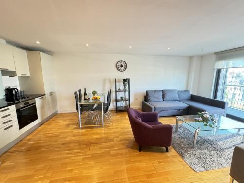 Luxury Tower Bridge Apartments - Tap to explore photos