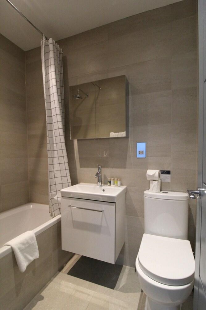 Ealing Broadway Viridian Apartment - Tap to explore photos