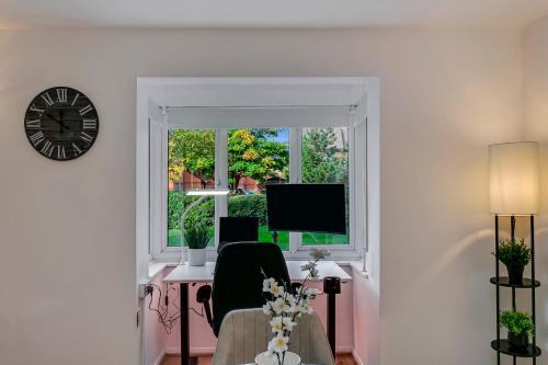 Aryas Apartments London - Tap to explore photos