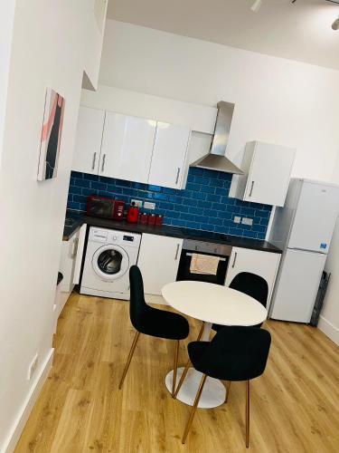 Spacious 2 Bedroom Apartment in Woolwich Arsenal - Tap to explore photos
