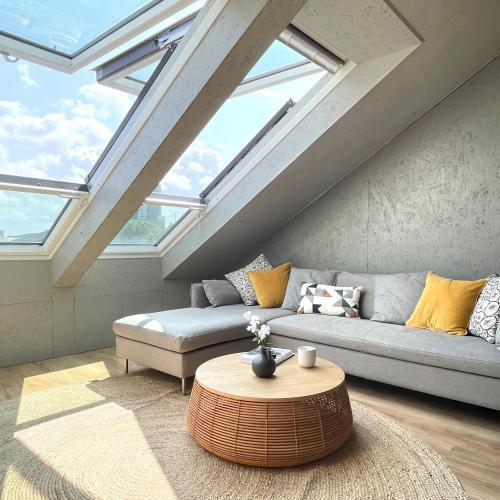 Stylish Two Bedroom Apartment Free WiFi West London - Tap to explore photos