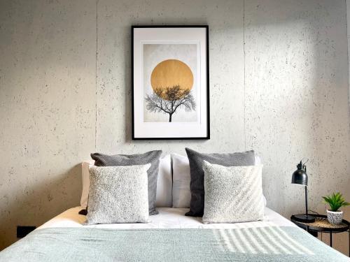Stylish Two Bedroom Apartment Free WiFi West London - Tap to explore photos