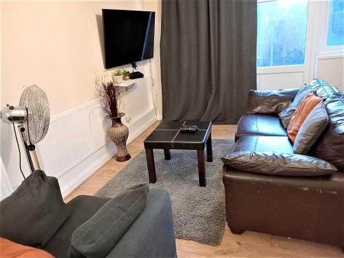 London Deluxe Four Bedroom House - Tap to explore photos
