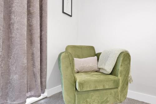 2 Bedroom Luxury Apartments with Parking in Stanmore, North West By 360 Stays London - Tap to explore photos