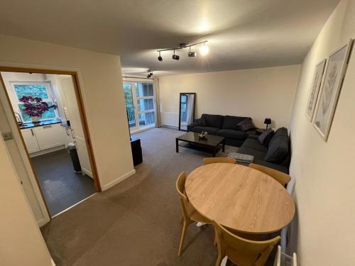 Spacious 2-Bedroom Flat Near Surbiton Station - Tap to explore photos