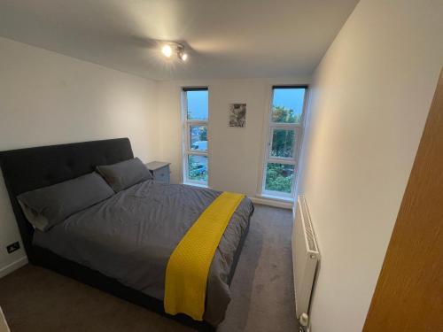 Spacious 2-Bedroom Flat Near Surbiton Station - Tap to explore photos